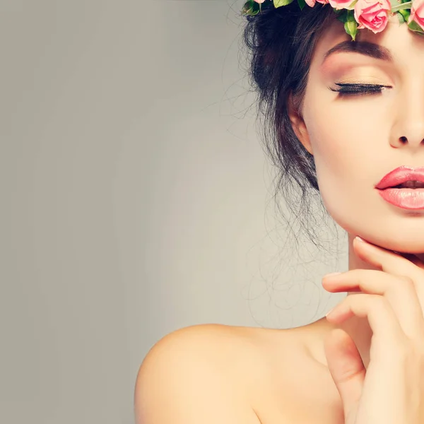 Brünettes Mädchen mit Rosen Chaplet im Haar — Stockfoto