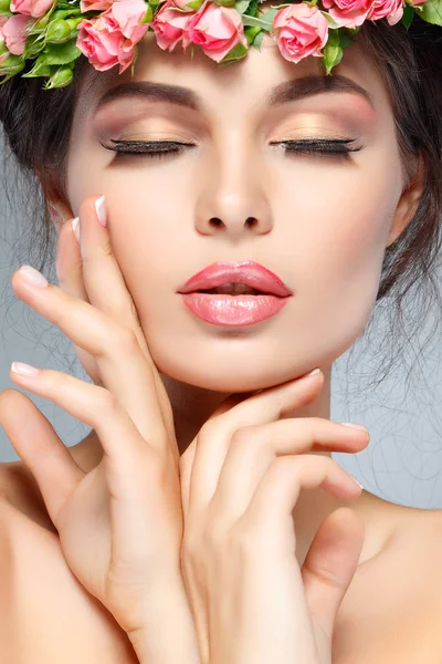 Mädchen mit geschlossenen Augen und Kapuze im Haar — Stockfoto