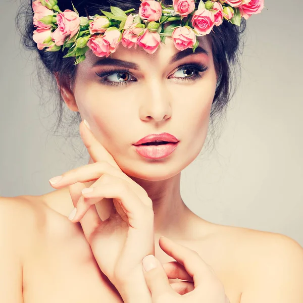 Retrato de niña con chaplet de rosas en el pelo —  Fotos de Stock