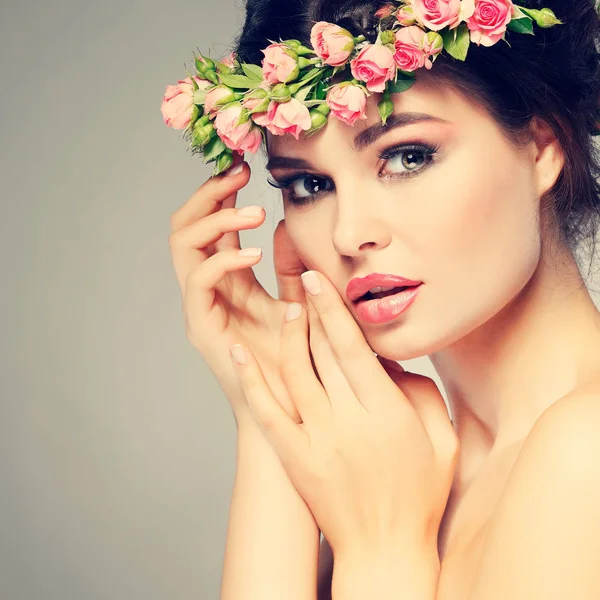 Brunette girl with roses chaplet  in hair Royalty Free Stock Photos