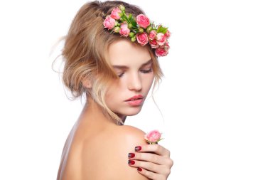 Kapalı gözler ve çelenk saç ile kız