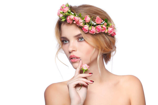 Блондинка с каплей роз в волосах
