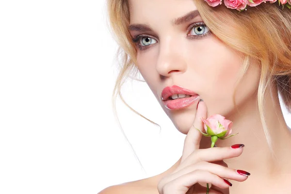 Chica rubia con rosas chaplet en el pelo —  Fotos de Stock