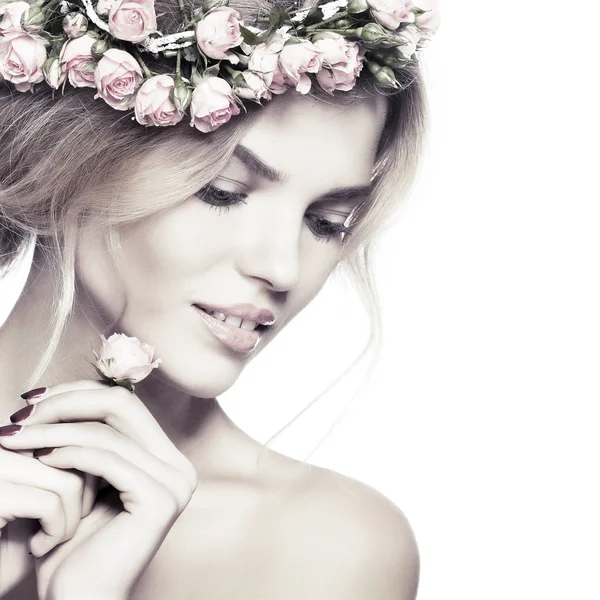 Fille blonde avec des roses aumônier dans les cheveux — Photo