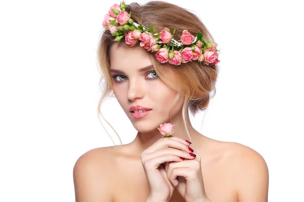 Blondes Mädchen mit Rosenkranz im Haar — Stockfoto