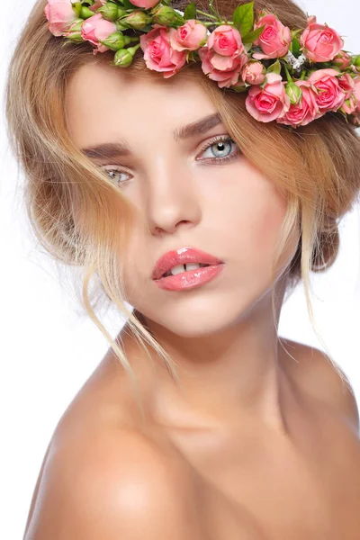 Blond meisje met rozen chaplet in haar — Stockfoto
