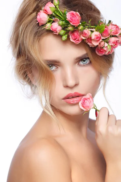 Szőke lány rózsák virágfüzér haj — Stock Fotó