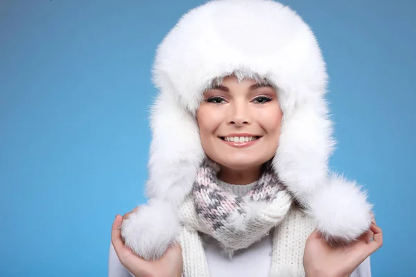 Ragazza in berretto di pelliccia bianca e vestiti caldi — Foto Stock
