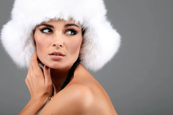 白い毛皮の帽子の女性の肖像画 — ストック写真