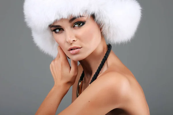 Retrato de mujer en gorra de piel blanca —  Fotos de Stock