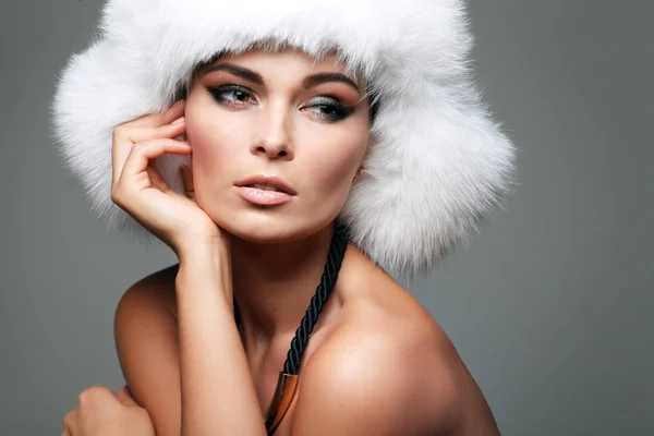 Retrato de mujer en gorra de piel blanca —  Fotos de Stock