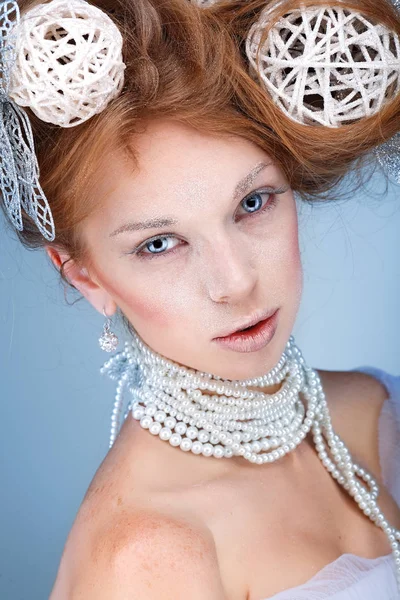 Девушка с новогодними украшениями в волосах — стоковое фото