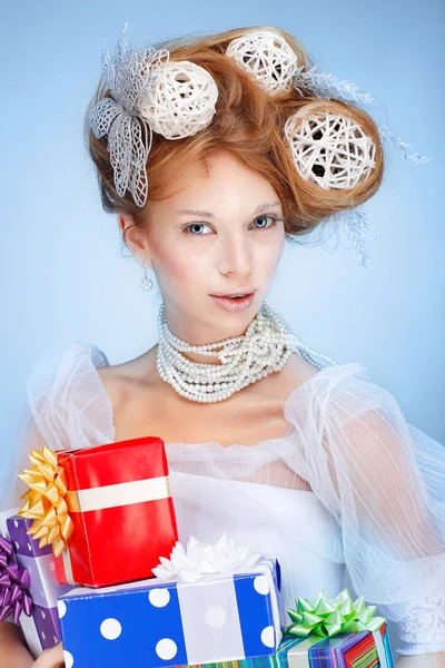 Рыжая девушка с новогодними украшениями в волосах — стоковое фото