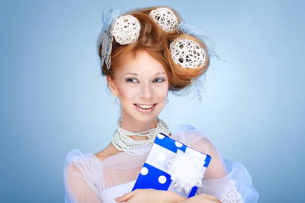 Rödhåriga tjej med nytt år dekorationer i hår — Stockfoto