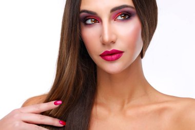 Güzel kırmızı dudaklı beyaz arka plan üzerinde seksi genç kadın portresi portre