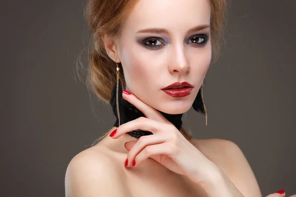 Closeup portret van sexy jonge vrouw met mooie rode lippen — Stockfoto