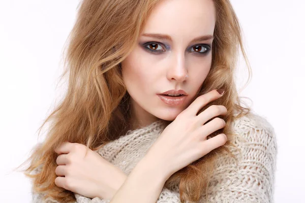 Närbild porträtt av Sexig ung kvinna med vackra läppar på vit bakgrund — Stockfoto