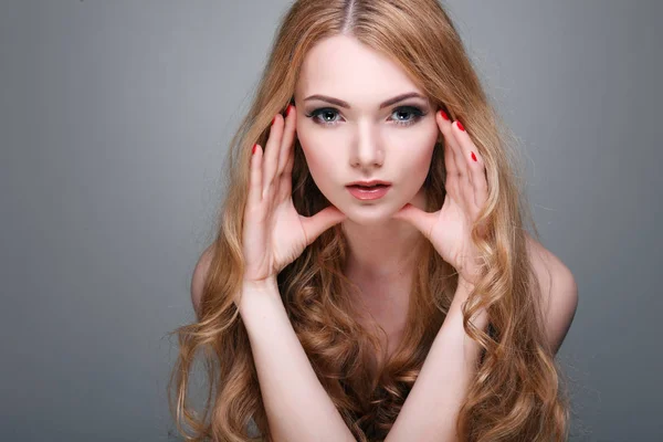 Retrato de primer plano de una joven sexy cabeza blanca con hermosos ojos azules aislados sobre un fondo gris claro —  Fotos de Stock