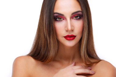 Güzel kırmızı dudaklı beyaz arka plan üzerinde seksi genç kadın portresi portre