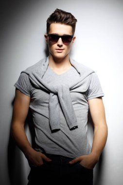 Moda stil seksi genç adam. Erkek model. 