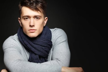 Onun elinde çay ile sıcak örgü sweateron seksi genç adam. Erkek model. 