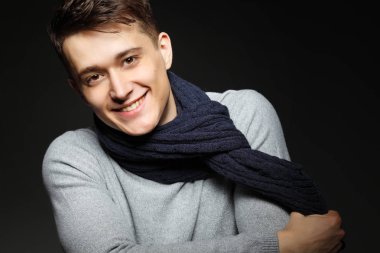 Onun elinde çay ile sıcak örgü sweateron seksi genç adam. Erkek model. 