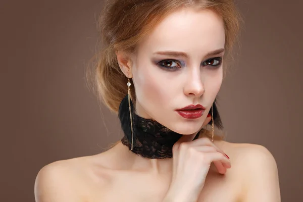 Primo piano ritratto di sexy giovane donna con belle labbra rosse — Foto Stock