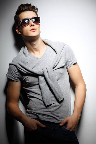 Сексуальный молодой человек в стиле моды. Мужская модель
. 