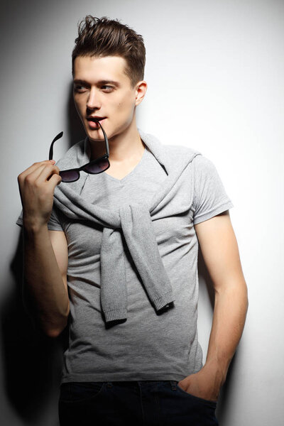 Сексуальный молодой человек в стиле моды. Мужская модель
. 