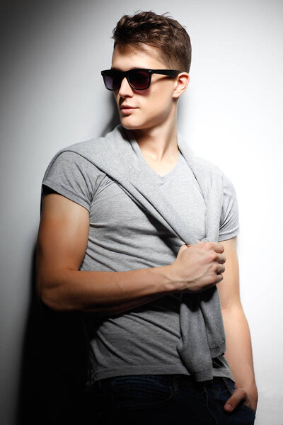 Сексуальный молодой человек в стиле моды. Мужская модель
. 