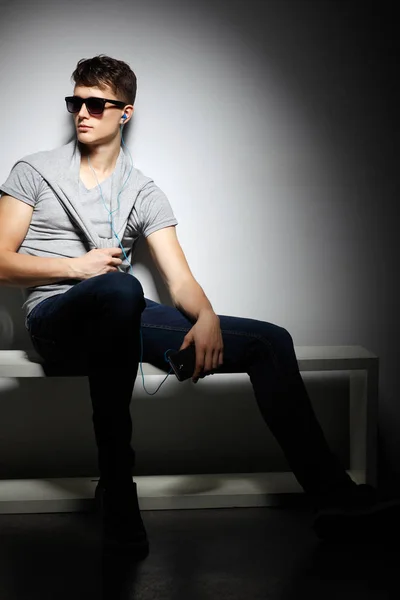 Szexi fiatal férfi divat-stílus. Férfi modell. — Stock Fotó
