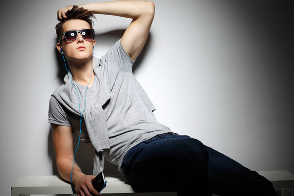 Сексуальный молодой человек в стиле моды. Мужская модель
. 