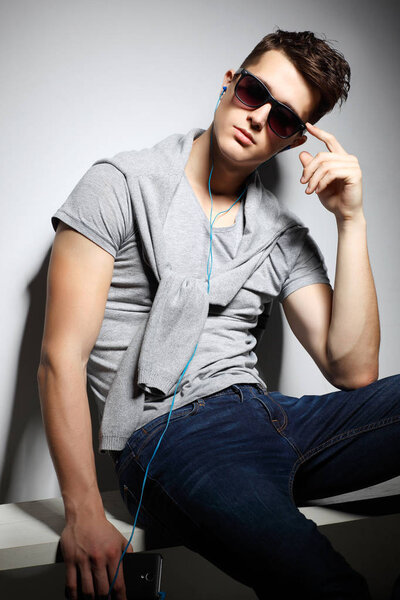 Сексуальный молодой человек в стиле моды. Мужская модель
. 