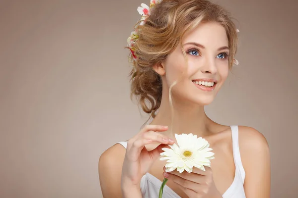 Young woman with flower — Stock Photo, Image