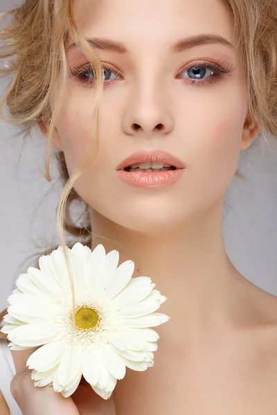 Schöne Frau mit Blume — Stockfoto