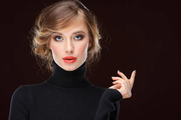 Donna in maglione nero — Foto Stock