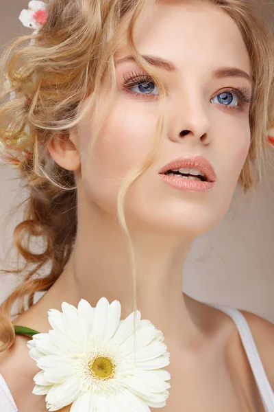 Beautiful girl with flower — Stock Photo, Image