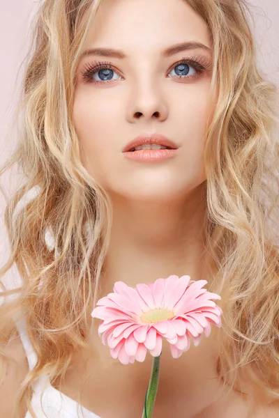 Schönes Mädchen mit Blume — Stockfoto