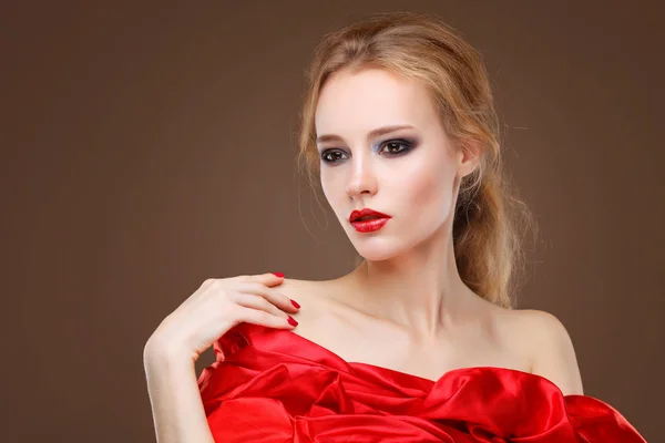 Kvinna i röda kläder — Stockfoto