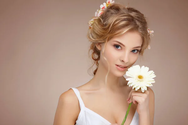 Beautiful girl with flowers — Stock Photo, Image