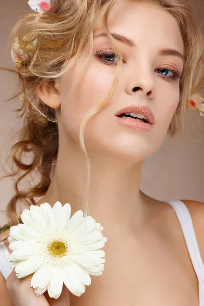 Hermosa chica con flores —  Fotos de Stock