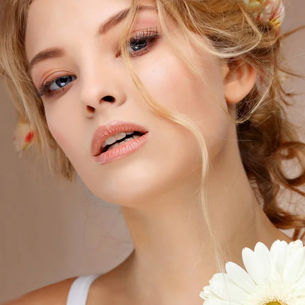 Girl with gerbera flower — Stock Photo, Image