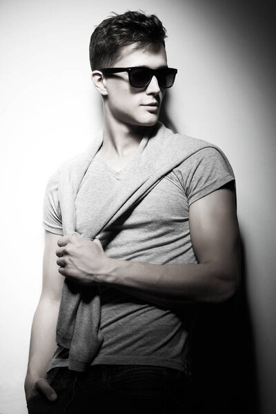 Сексуальный молодой человек
