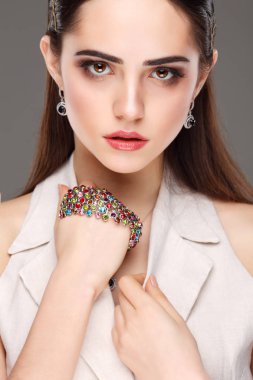  Moda kız portre şık aksesuarlar ile