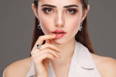  Moda kız portre şık aksesuarlar ile