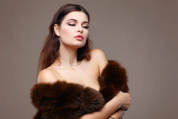Girl posing in fur clothes — Stock Photo, Image