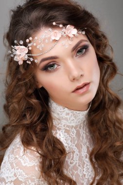 zarif kız portresi moda tarzıdır. Düğün dekorasyon. gri bir arka plan üzerinde