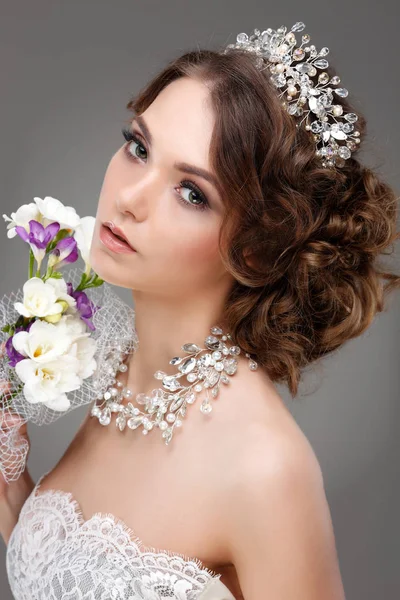 Ein Porträt Eines Eleganten Mädchens Liegt Trend Hochzeitsschmuck Auf Grauem — Stockfoto