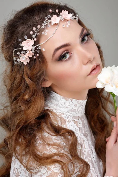 优雅女孩的肖像是在时尚的风格 婚礼装饰 灰色的背景上 — 图库照片