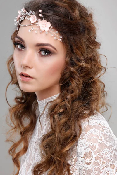 Ein Porträt Eines Eleganten Mädchens Liegt Trend Hochzeitsschmuck Auf Grauem — Stockfoto